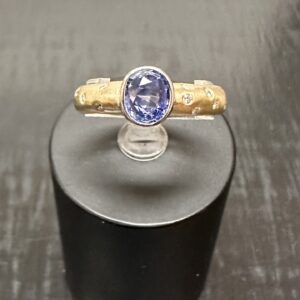 Sapphire and diamond ring in 14 kt gold