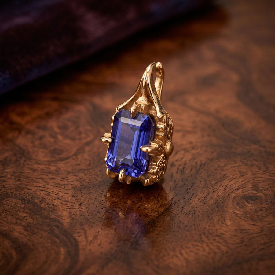 Gold pendant with emerald-cut tanzanite Gold pendant with emerald-cut tanzanite